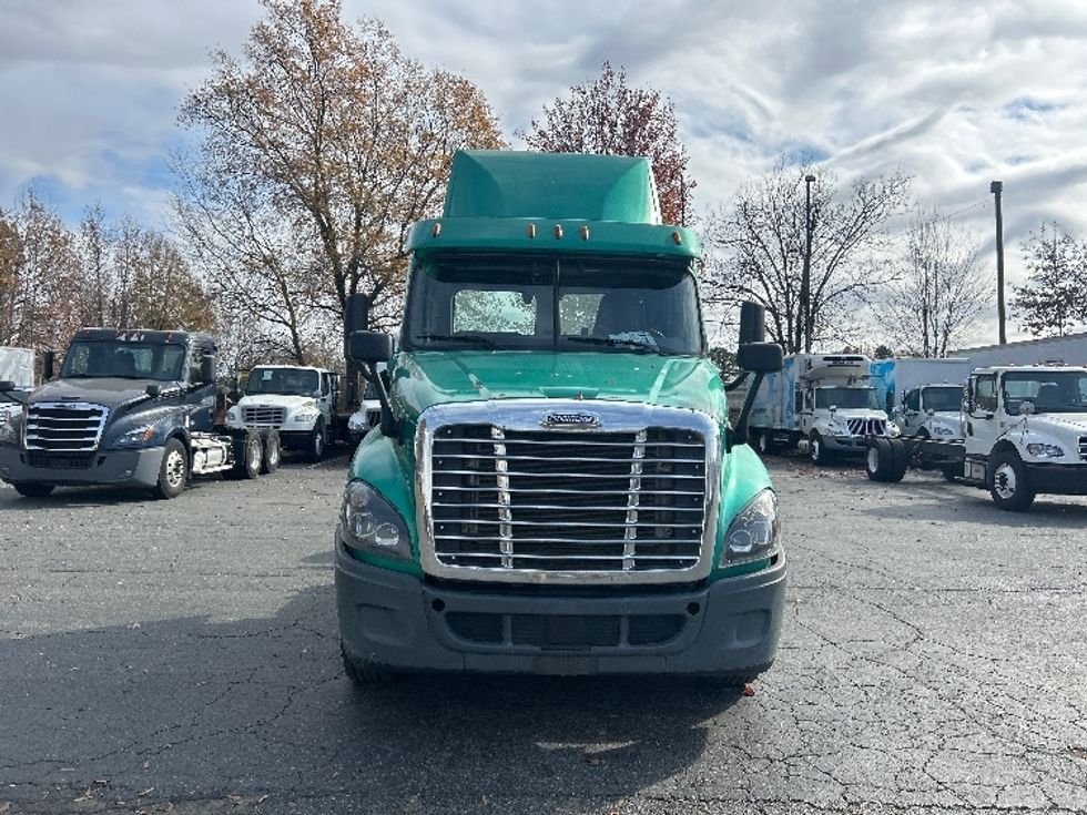 Day Cab Tractor-Heavy Duty Tractors-Freightliner-2019-Cascadia 12542ST-Charlotte-NC-399,557\n\t\tmiles-$ 26,500 - Image 2