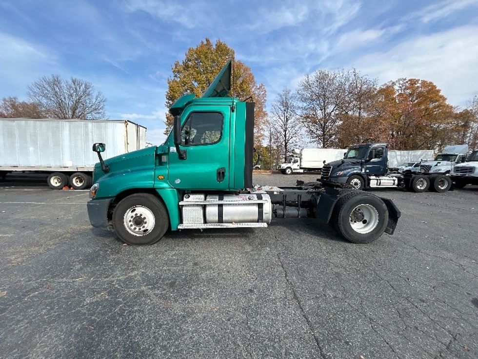 Day Cab Tractor-Heavy Duty Tractors-Freightliner-2019-Cascadia 12542ST-Charlotte-NC-399,557\n\t\tmiles-$ 26,500 - Image 4