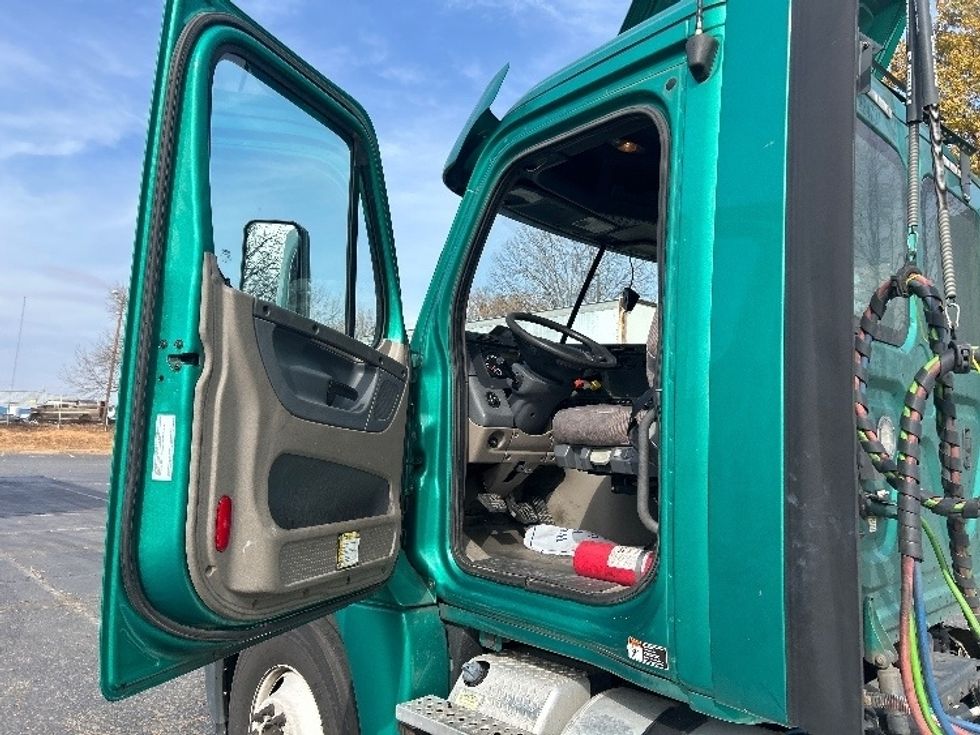 Day Cab Tractor-Heavy Duty Tractors-Freightliner-2019-Cascadia 12542ST-Charlotte-NC-399,557\n\t\tmiles-$ 26,500 - Image 9