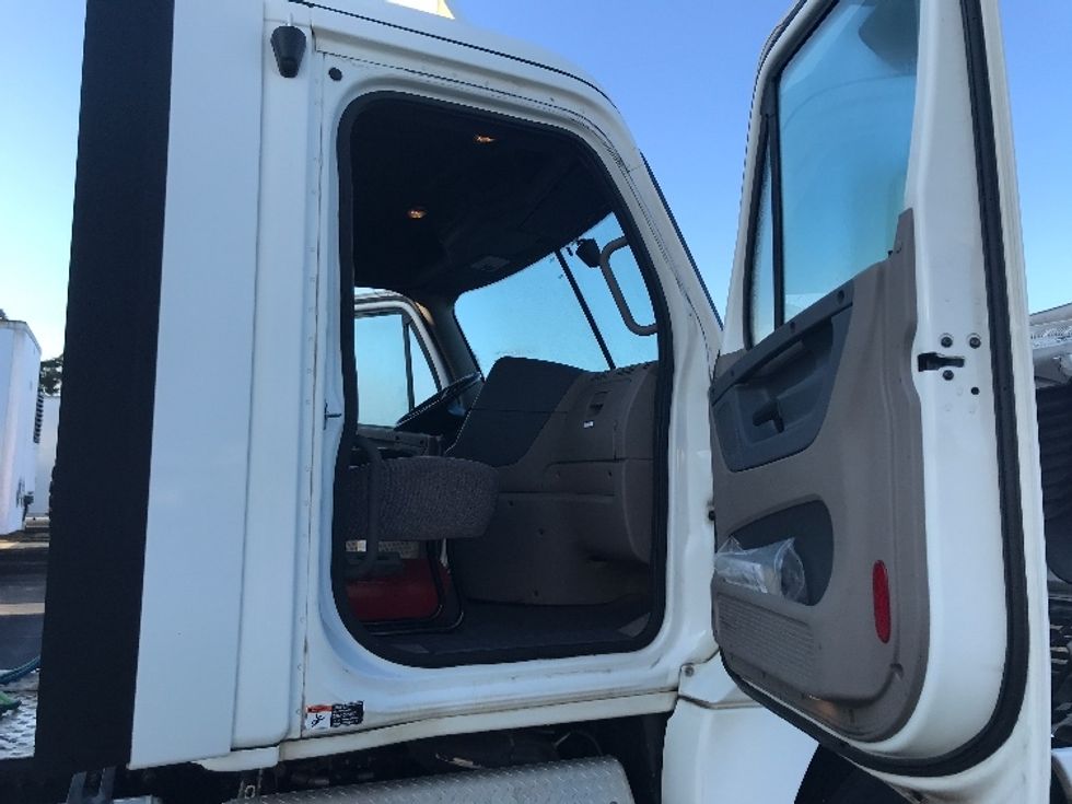 Day Cab Tractor-Heavy Duty Tractors-Freightliner-2019-Cascadia 12542ST-Charlotte-NC-459,222\n\t\tmiles-$ 39,500 - Image 12