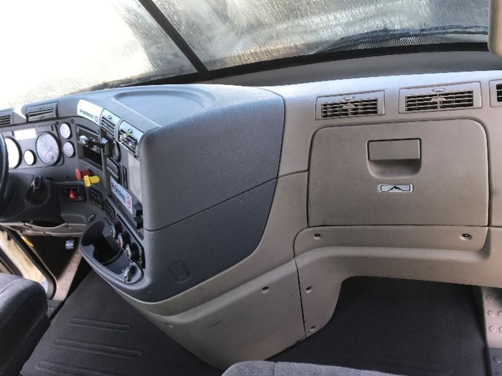 Day Cab Tractor-Heavy Duty Tractors-Freightliner-2019-Cascadia 12542ST-Charlotte-NC-459,222\n\t\tmiles-$ 39,500 - Image 13