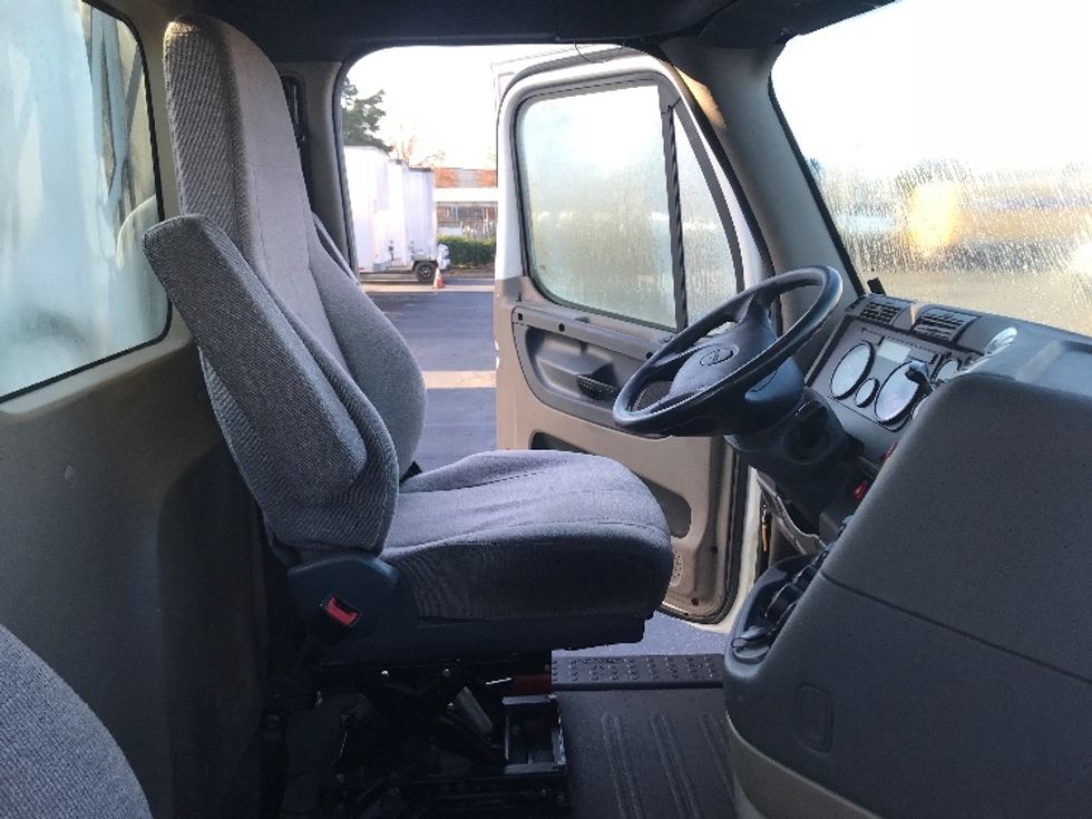 Day Cab Tractor-Heavy Duty Tractors-Freightliner-2019-Cascadia 12542ST-Charlotte-NC-459,222\n\t\tmiles-$ 39,500 - Image 14