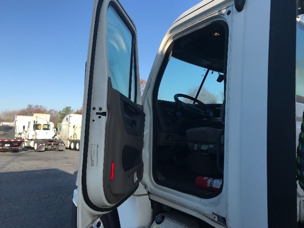 Day Cab Tractor-Heavy Duty Tractors-Freightliner-2019-Cascadia 12542ST-Charlotte-NC-459,222\n\t\tmiles-$ 39,500 - Image 9