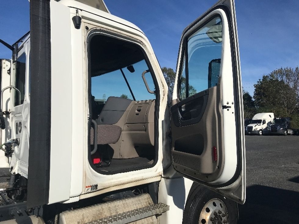 Day Cab Tractor-Heavy Duty Tractors-Freightliner-2019-Cascadia 12542ST-Charlotte-NC-478,714\n\t\tmiles-$ 38,250 - Image 12