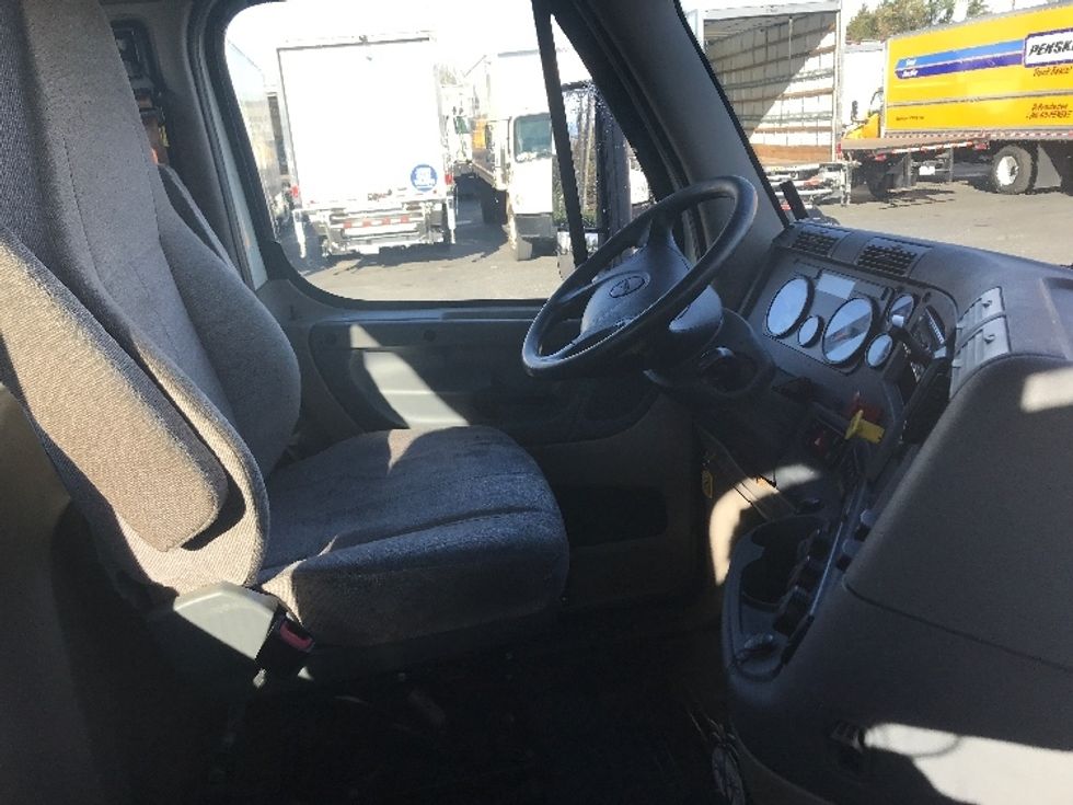 Day Cab Tractor-Heavy Duty Tractors-Freightliner-2019-Cascadia 12542ST-Charlotte-NC-478,714\n\t\tmiles-$ 38,250 - Image 14