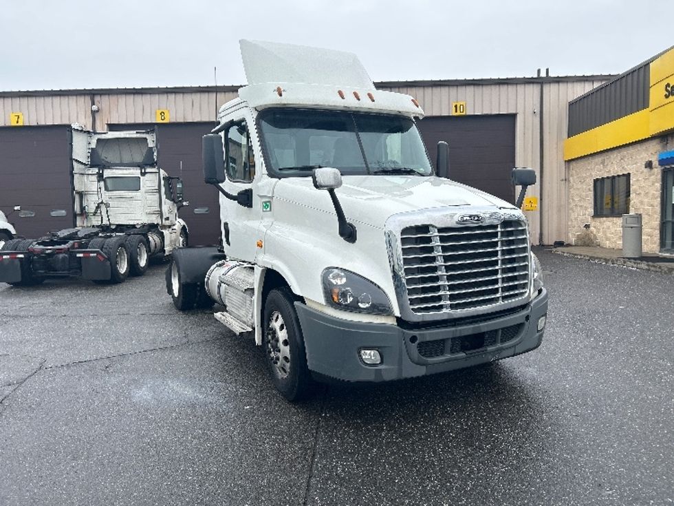 Day Cab Tractor-Heavy Duty Tractors-Freightliner-2019-Cascadia 12542ST-Chicopee-MA-292,697\n\t\tmiles-$ 26,250 - Image 1