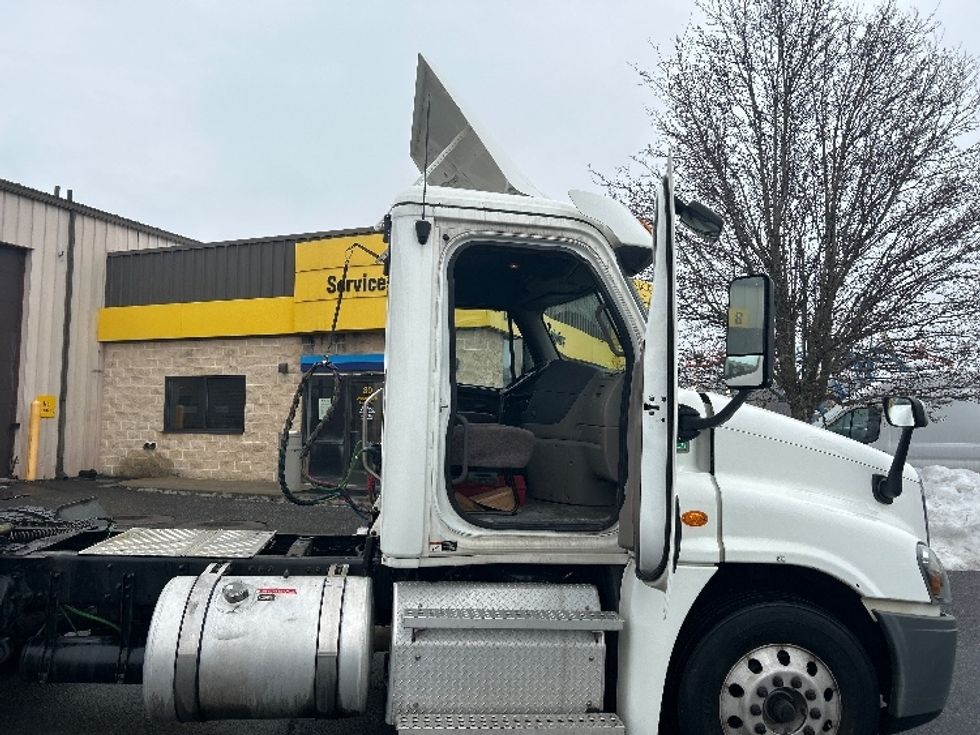 Day Cab Tractor-Heavy Duty Tractors-Freightliner-2019-Cascadia 12542ST-Chicopee-MA-292,697\n\t\tmiles-$ 26,250 - Image 12