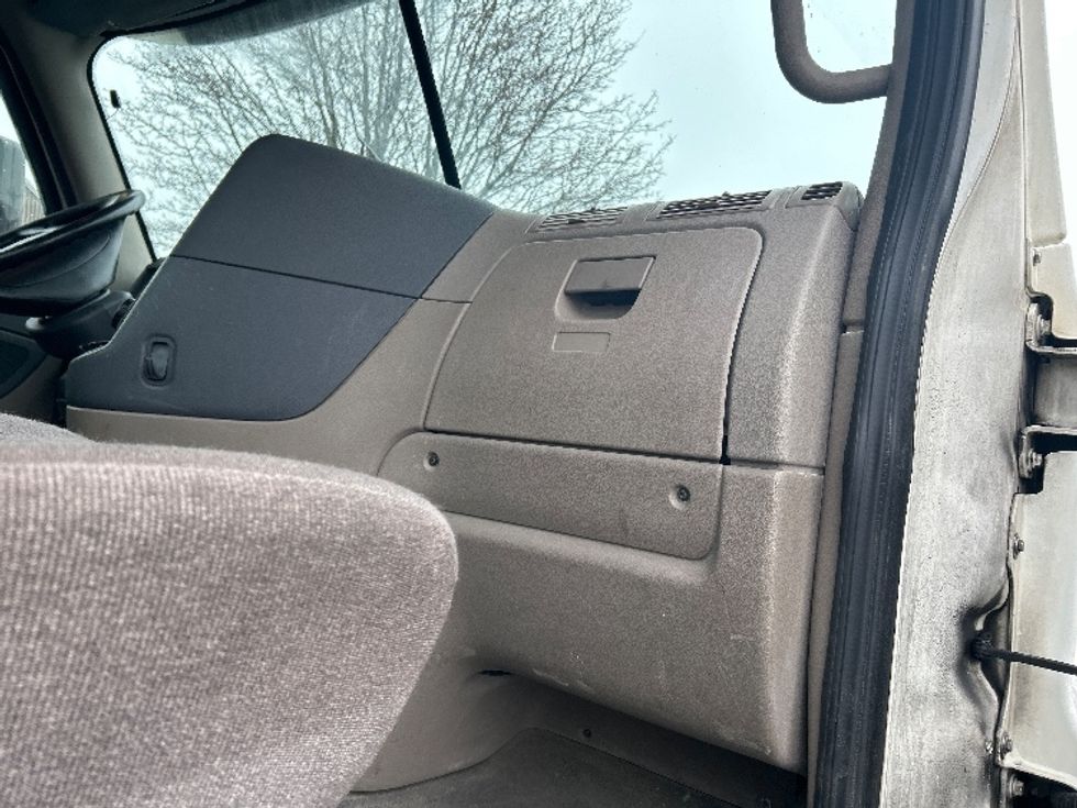 Day Cab Tractor-Heavy Duty Tractors-Freightliner-2019-Cascadia 12542ST-Chicopee-MA-292,697\n\t\tmiles-$ 26,250 - Image 13