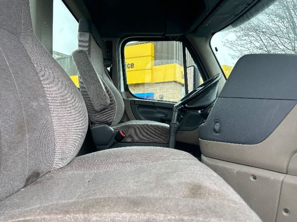 Day Cab Tractor-Heavy Duty Tractors-Freightliner-2019-Cascadia 12542ST-Chicopee-MA-292,697\n\t\tmiles-$ 26,250 - Image 14