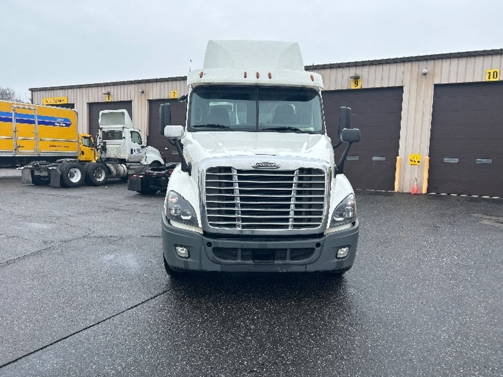 Day Cab Tractor-Heavy Duty Tractors-Freightliner-2019-Cascadia 12542ST-Chicopee-MA-292,697\n\t\tmiles-$ 26,250 - Image 2