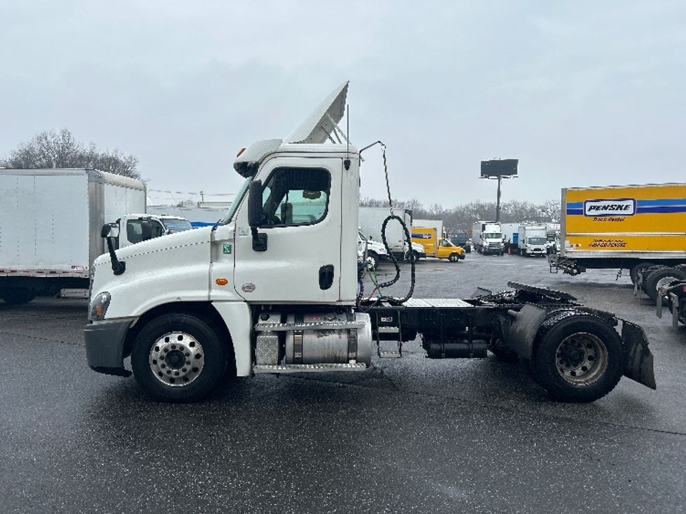 Day Cab Tractor-Heavy Duty Tractors-Freightliner-2019-Cascadia 12542ST-Chicopee-MA-292,697\n\t\tmiles-$ 26,250 - Image 4