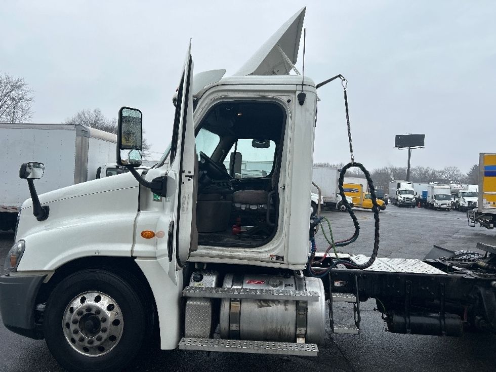 Day Cab Tractor-Heavy Duty Tractors-Freightliner-2019-Cascadia 12542ST-Chicopee-MA-292,697\n\t\tmiles-$ 26,250 - Image 9