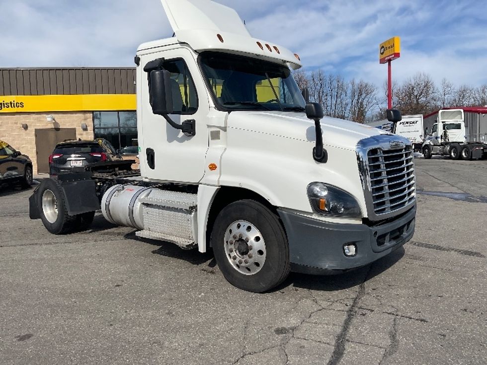 Day Cab Tractor-Heavy Duty Tractors-Freightliner-2019-Cascadia 12542ST-Chicopee-MA-304,331\n\t\tmiles-$ 26,250 - Image 1