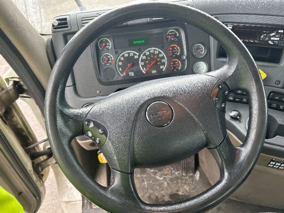 Day Cab Tractor-Heavy Duty Tractors-Freightliner-2019-Cascadia 12542ST-Chicopee-MA-304,331\n\t\tmiles-$ 26,250 - Image 11