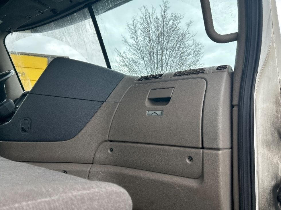 Day Cab Tractor-Heavy Duty Tractors-Freightliner-2019-Cascadia 12542ST-Chicopee-MA-304,331\n\t\tmiles-$ 26,250 - Image 13