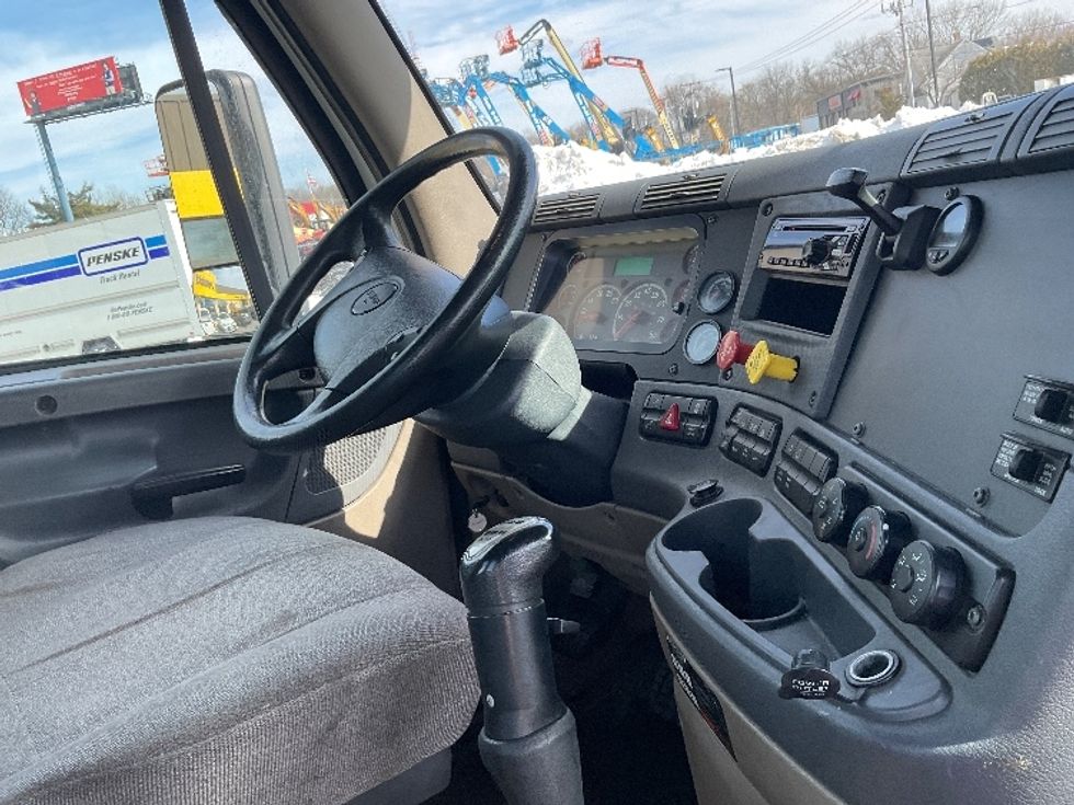 Day Cab Tractor-Heavy Duty Tractors-Freightliner-2019-Cascadia 12542ST-Chicopee-MA-304,331\n\t\tmiles-$ 26,250 - Image 14