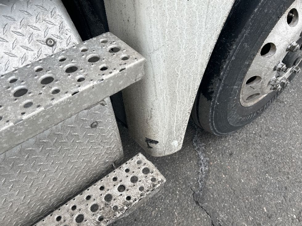 Day Cab Tractor-Heavy Duty Tractors-Freightliner-2019-Cascadia 12542ST-Chicopee-MA-304,331\n\t\tmiles-$ 26,250 - Image 17