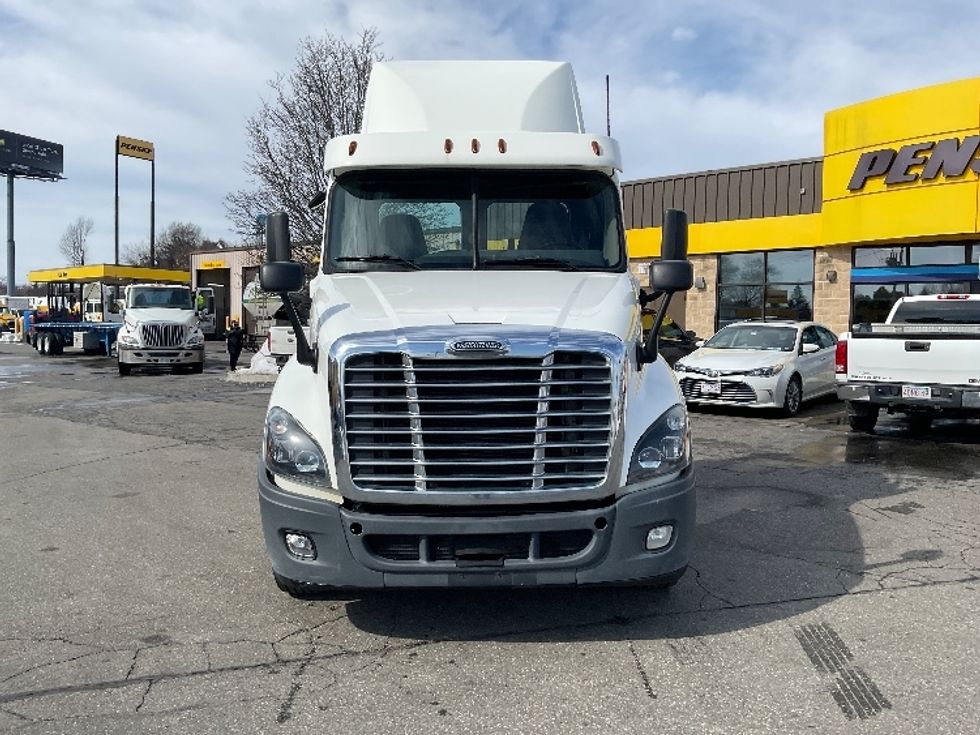 Day Cab Tractor-Heavy Duty Tractors-Freightliner-2019-Cascadia 12542ST-Chicopee-MA-304,331\n\t\tmiles-$ 26,250 - Image 2