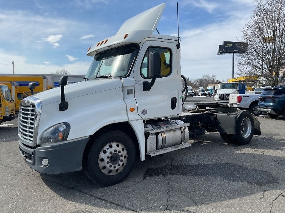 Day Cab Tractor-Heavy Duty Tractors-Freightliner-2019-Cascadia 12542ST-Chicopee-MA-304,331\n\t\tmiles-$ 26,250 - Image 3