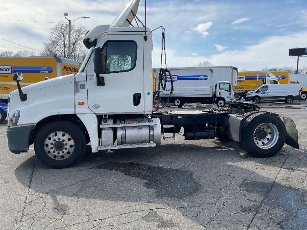 Day Cab Tractor-Heavy Duty Tractors-Freightliner-2019-Cascadia 12542ST-Chicopee-MA-304,331\n\t\tmiles-$ 26,250 - Image 4
