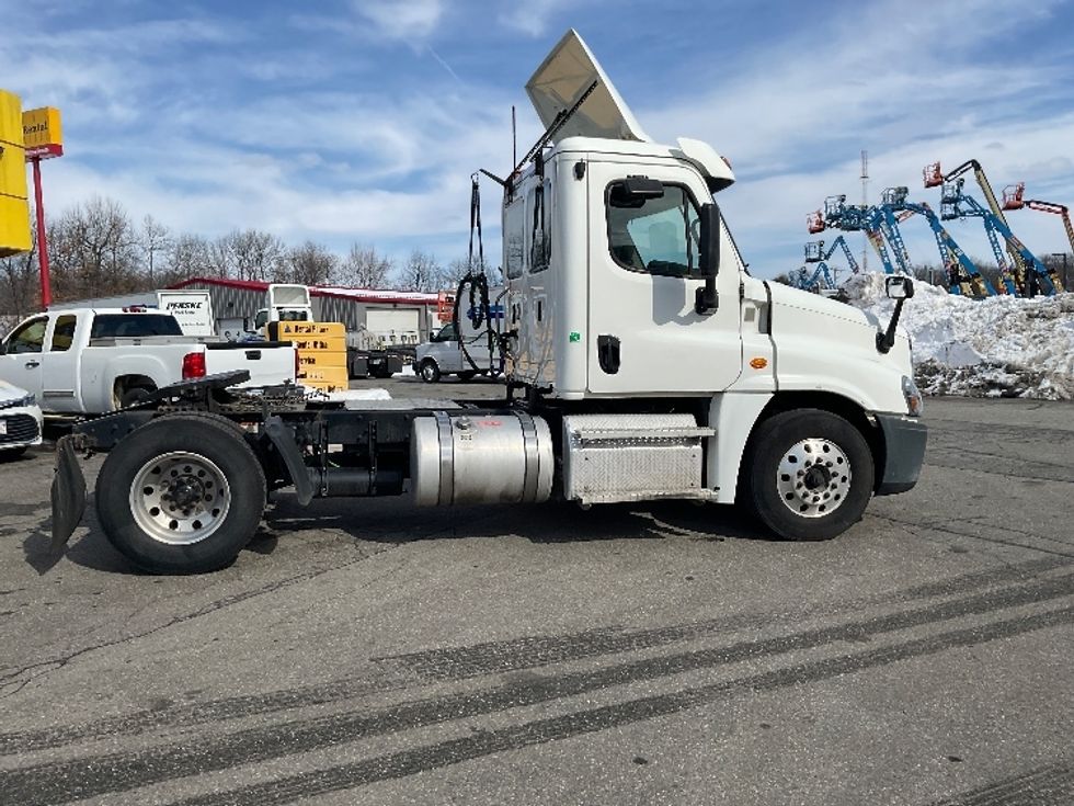 Day Cab Tractor-Heavy Duty Tractors-Freightliner-2019-Cascadia 12542ST-Chicopee-MA-304,331\n\t\tmiles-$ 26,250 - Image 8