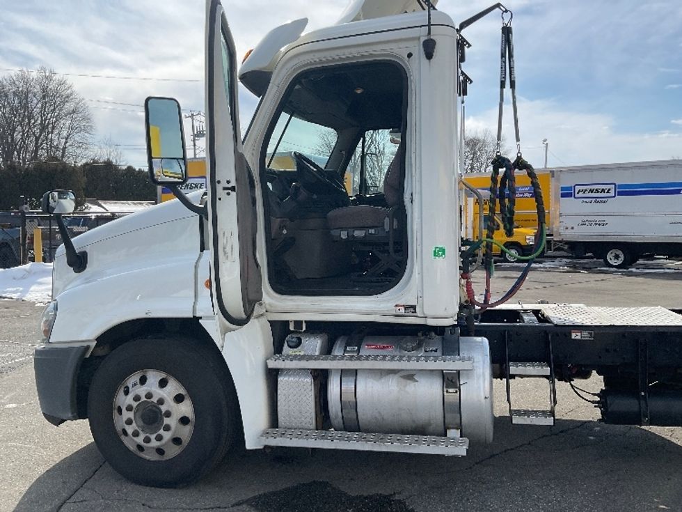 Day Cab Tractor-Heavy Duty Tractors-Freightliner-2019-Cascadia 12542ST-Chicopee-MA-304,331\n\t\tmiles-$ 26,250 - Image 9
