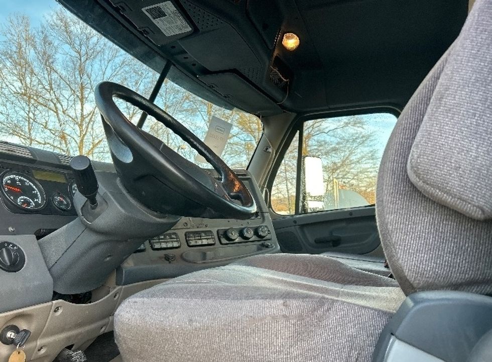 Day Cab Tractor-Heavy Duty Tractors-Freightliner-2019-Cascadia 12542ST-Cleveland-TN-367,933\n\t\tmiles-$ 36,750 - Image 10