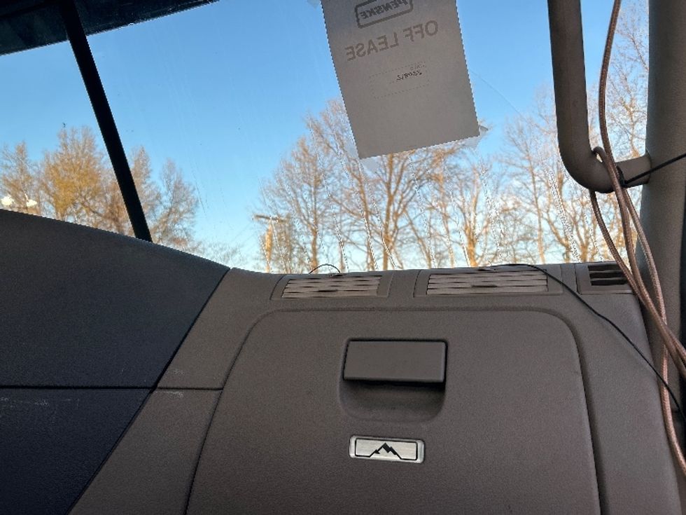 Day Cab Tractor-Heavy Duty Tractors-Freightliner-2019-Cascadia 12542ST-Cleveland-TN-367,933\n\t\tmiles-$ 36,750 - Image 13