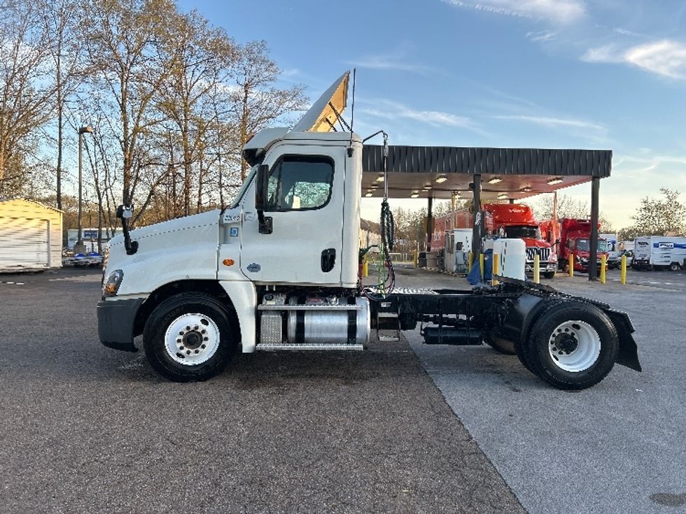 Day Cab Tractor-Heavy Duty Tractors-Freightliner-2019-Cascadia 12542ST-Cleveland-TN-367,933\n\t\tmiles-$ 36,750 - Image 4