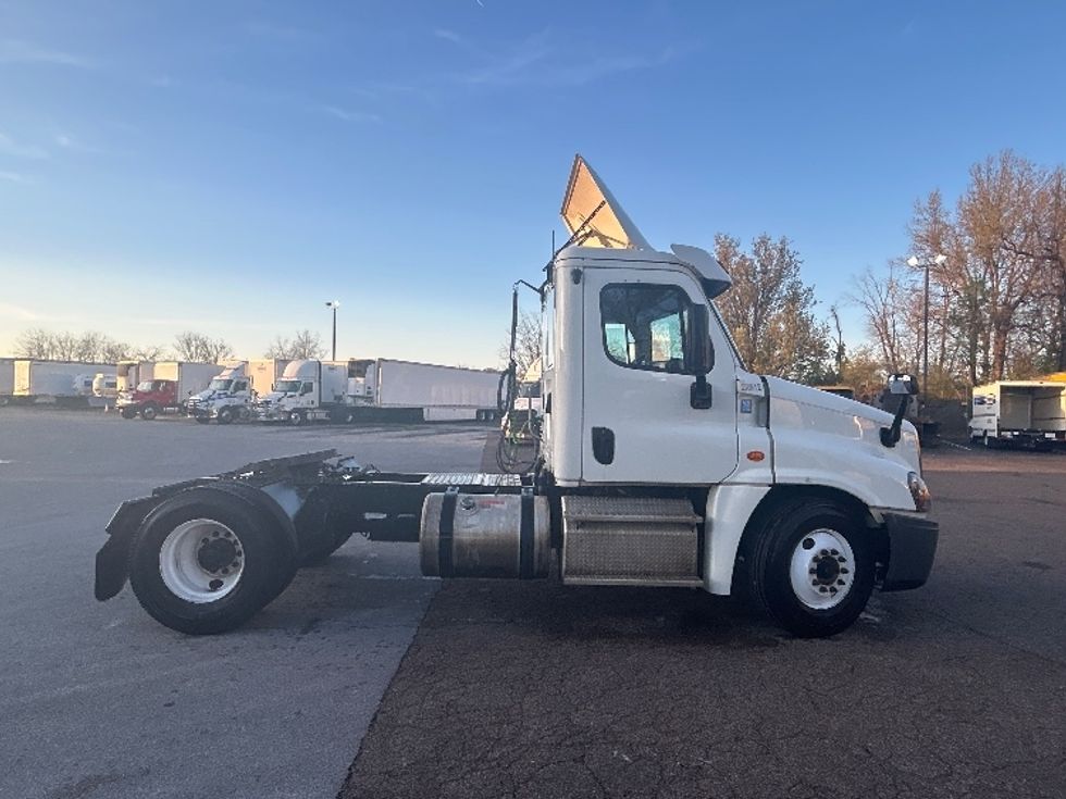Day Cab Tractor-Heavy Duty Tractors-Freightliner-2019-Cascadia 12542ST-Cleveland-TN-367,933\n\t\tmiles-$ 36,750 - Image 8