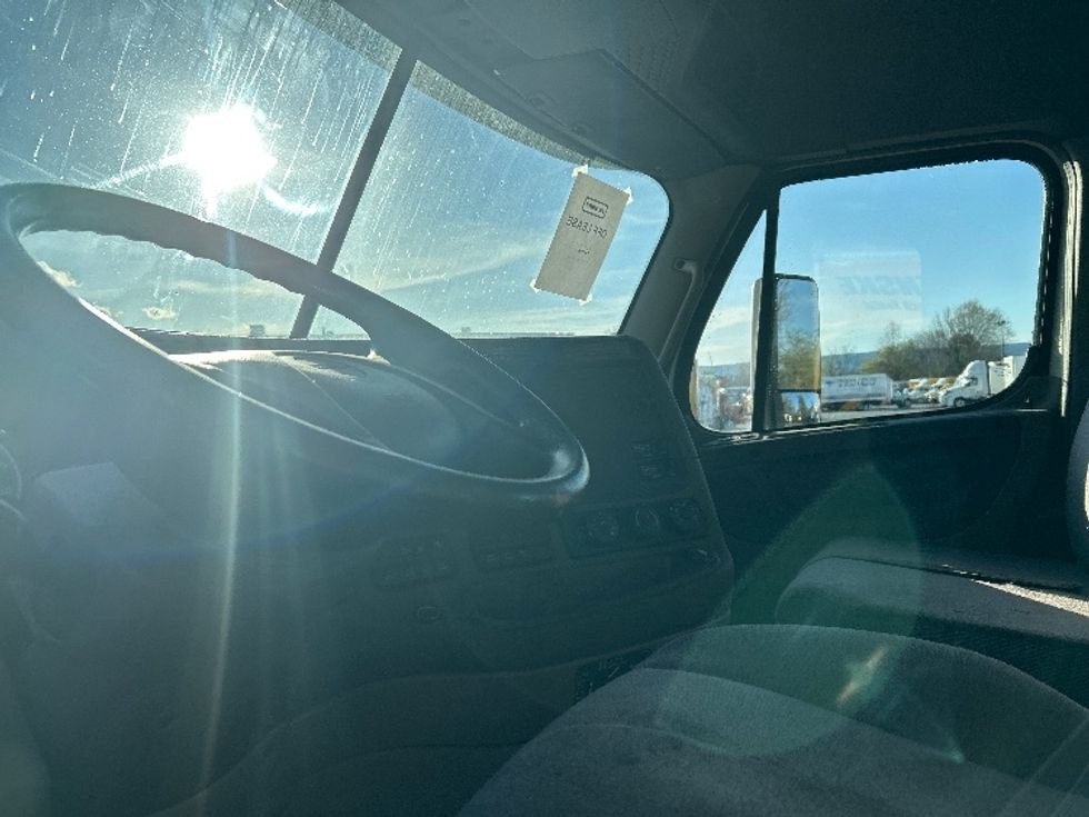 Day Cab Tractor-Heavy Duty Tractors-Freightliner-2019-Cascadia 12542ST-Cleveland-TN-408,679\n\t\tmiles-$ 34,500 - Image 10