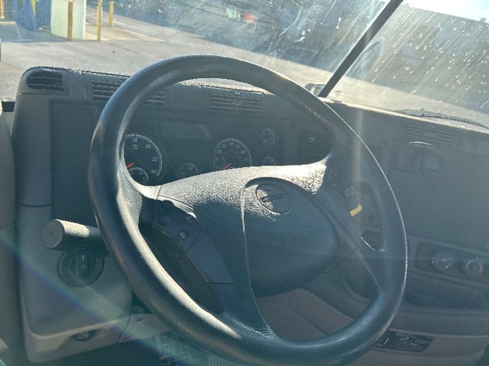 Day Cab Tractor-Heavy Duty Tractors-Freightliner-2019-Cascadia 12542ST-Cleveland-TN-408,679\n\t\tmiles-$ 34,500 - Image 11