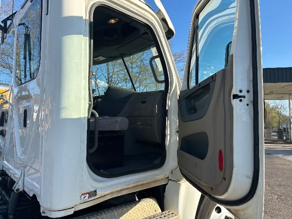 Day Cab Tractor-Heavy Duty Tractors-Freightliner-2019-Cascadia 12542ST-Cleveland-TN-408,679\n\t\tmiles-$ 34,500 - Image 12