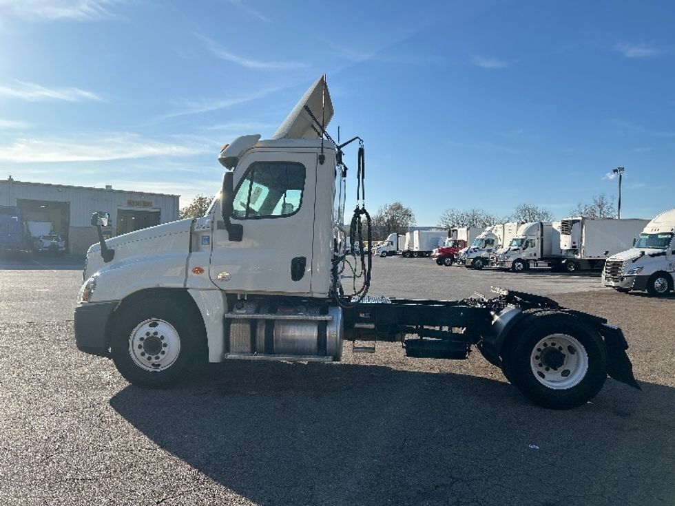 Day Cab Tractor-Heavy Duty Tractors-Freightliner-2019-Cascadia 12542ST-Cleveland-TN-408,679\n\t\tmiles-$ 34,500 - Image 4
