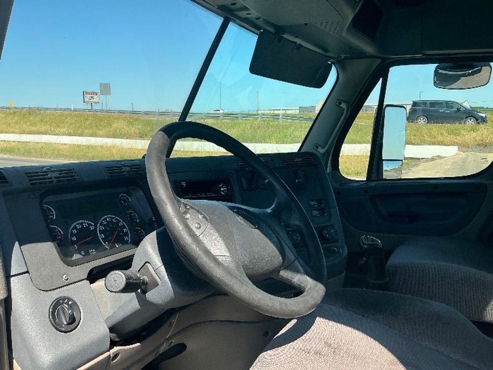 Day Cab Tractor-Heavy Duty Tractors-Freightliner-2019-Cascadia 12542ST-Dallas-TX-425,520\n\t\tmiles-$ 25,500 - Image 10
