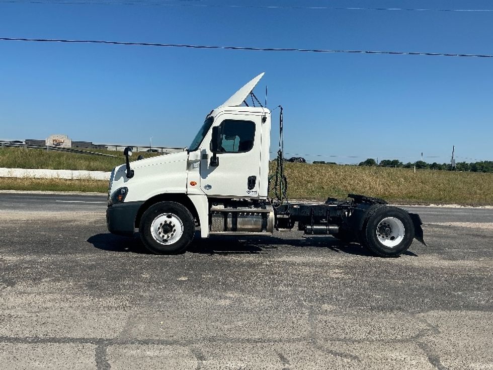 Day Cab Tractor-Heavy Duty Tractors-Freightliner-2019-Cascadia 12542ST-Dallas-TX-425,520\n\t\tmiles-$ 25,500 - Image 4