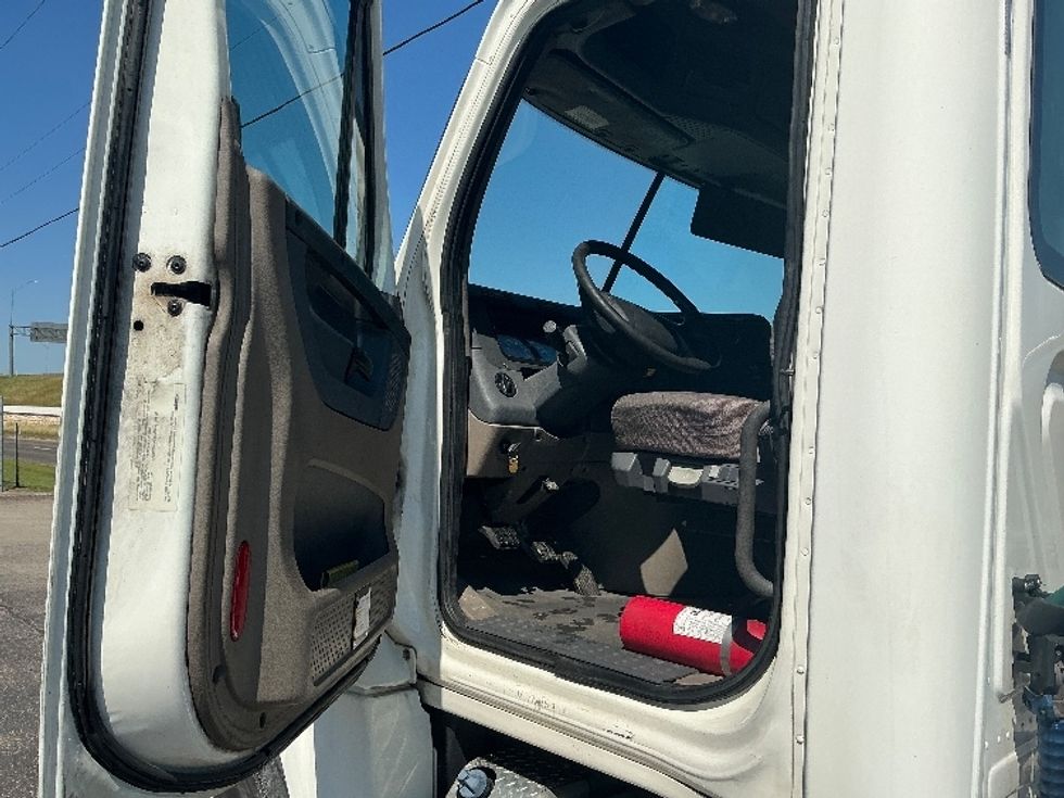 Day Cab Tractor-Heavy Duty Tractors-Freightliner-2019-Cascadia 12542ST-Dallas-TX-425,520\n\t\tmiles-$ 25,500 - Image 9