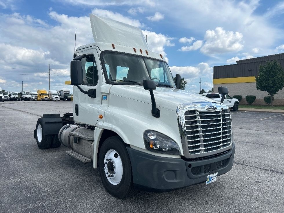 Day Cab Tractor-Heavy Duty Tractors-Freightliner-2019-Cascadia 12542ST-Davenport-IA-740,237\n\t\tmiles-$ 21,500 - Image 1