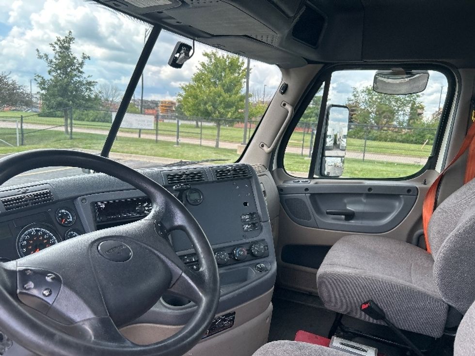 Day Cab Tractor-Heavy Duty Tractors-Freightliner-2019-Cascadia 12542ST-Davenport-IA-740,237\n\t\tmiles-$ 21,500 - Image 10