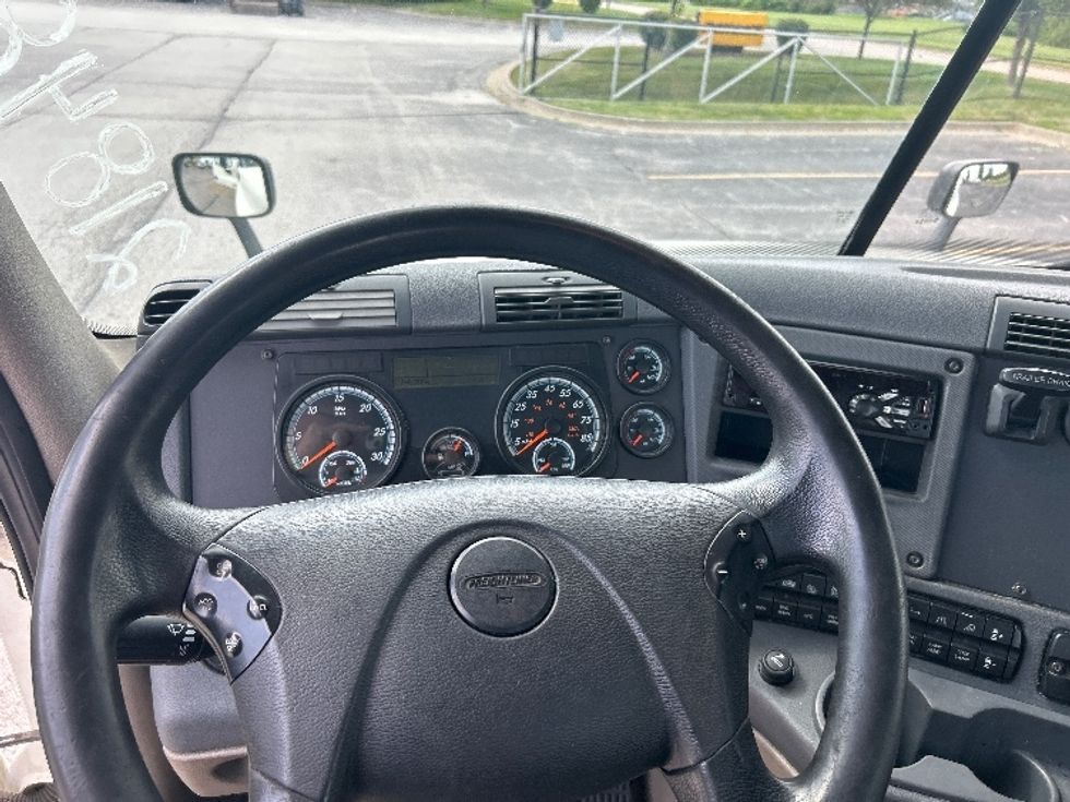 Day Cab Tractor-Heavy Duty Tractors-Freightliner-2019-Cascadia 12542ST-Davenport-IA-740,237\n\t\tmiles-$ 21,500 - Image 11