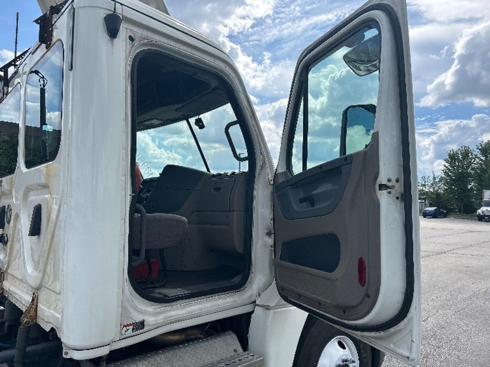 Day Cab Tractor-Heavy Duty Tractors-Freightliner-2019-Cascadia 12542ST-Davenport-IA-740,237\n\t\tmiles-$ 21,500 - Image 12