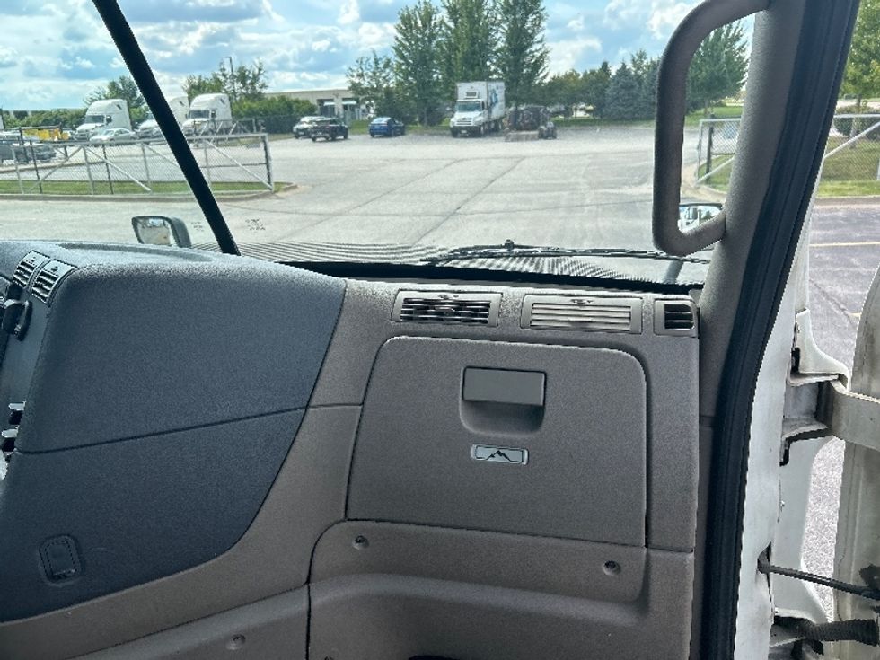 Day Cab Tractor-Heavy Duty Tractors-Freightliner-2019-Cascadia 12542ST-Davenport-IA-740,237\n\t\tmiles-$ 21,500 - Image 13