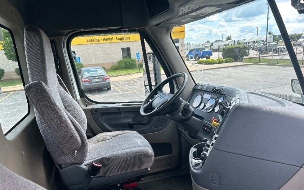 Day Cab Tractor-Heavy Duty Tractors-Freightliner-2019-Cascadia 12542ST-Davenport-IA-740,237\n\t\tmiles-$ 21,500 - Image 14