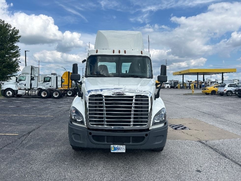 Day Cab Tractor-Heavy Duty Tractors-Freightliner-2019-Cascadia 12542ST-Davenport-IA-740,237\n\t\tmiles-$ 21,500 - Image 2