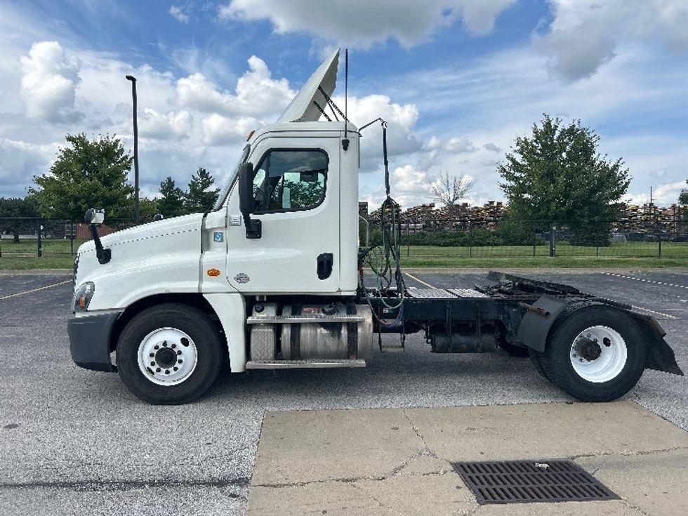Day Cab Tractor-Heavy Duty Tractors-Freightliner-2019-Cascadia 12542ST-Davenport-IA-740,237\n\t\tmiles-$ 21,500 - Image 4