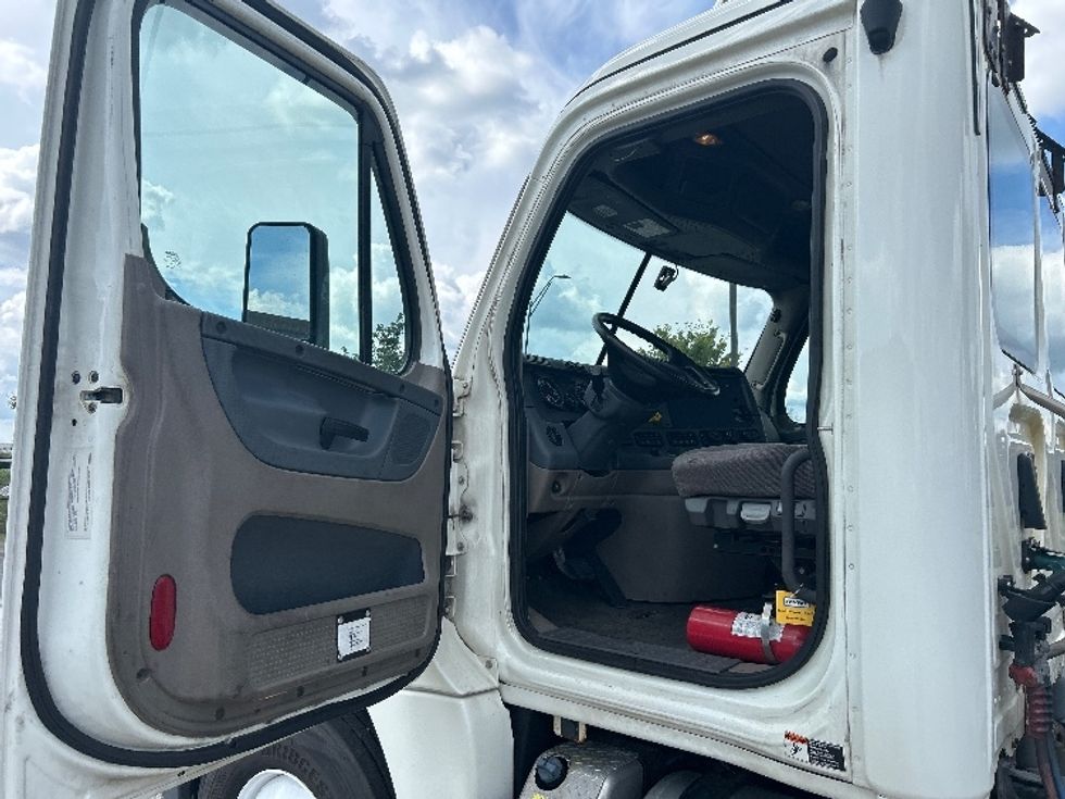 Day Cab Tractor-Heavy Duty Tractors-Freightliner-2019-Cascadia 12542ST-Davenport-IA-740,237\n\t\tmiles-$ 21,500 - Image 9