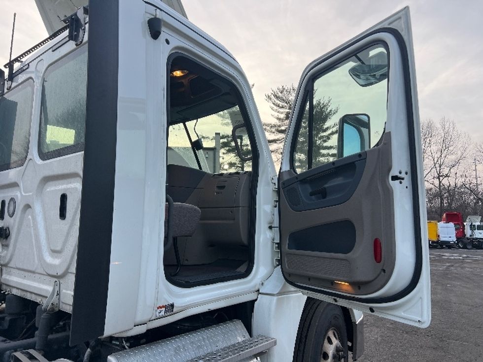 Day Cab Tractor-Heavy Duty Tractors-Freightliner-2019-Cascadia 12542ST-Dayton-NJ-282,425\n\t\tmiles-$ 41,500 - Image 12