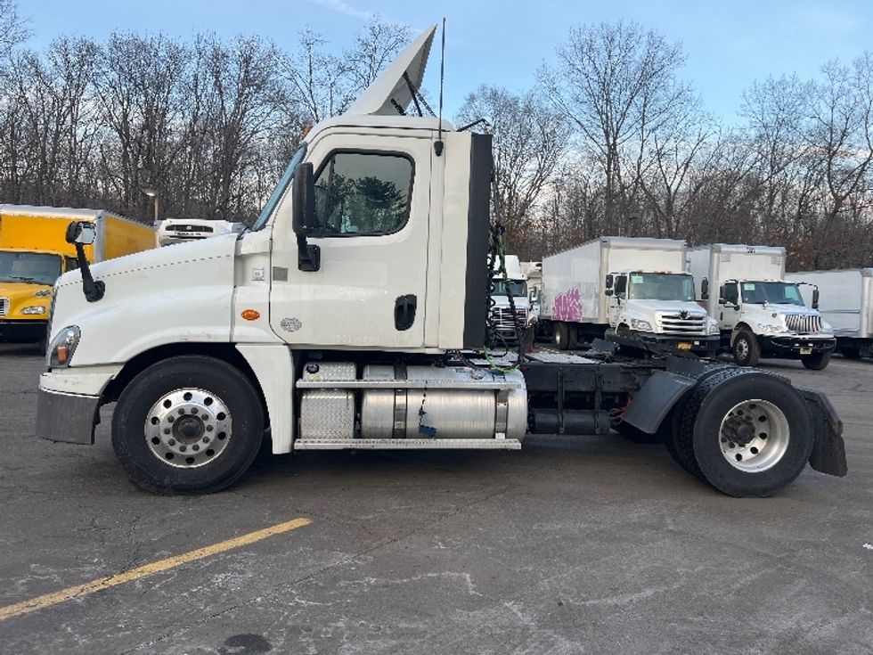 Day Cab Tractor-Heavy Duty Tractors-Freightliner-2019-Cascadia 12542ST-Dayton-NJ-282,425\n\t\tmiles-$ 41,500 - Image 4