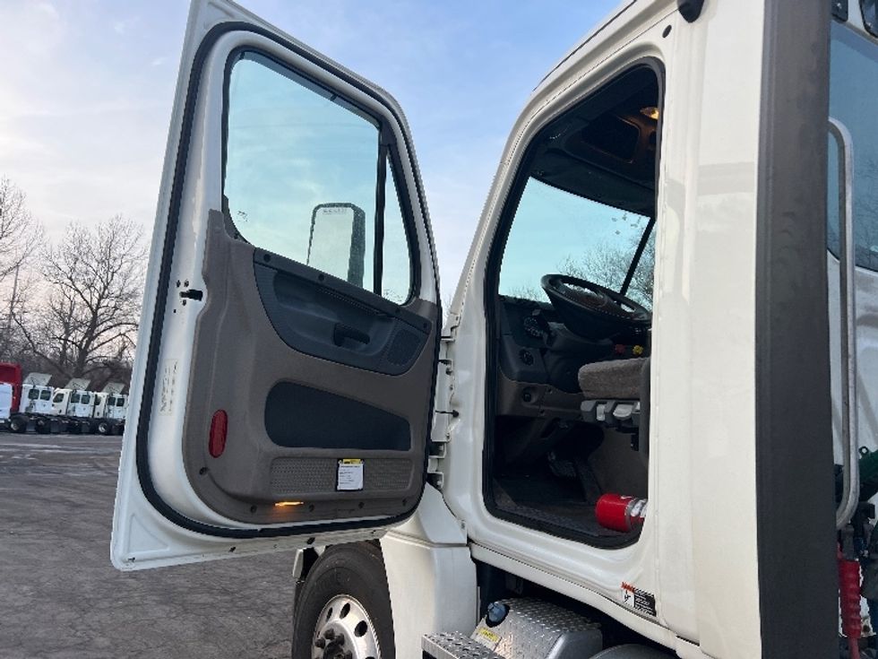 Day Cab Tractor-Heavy Duty Tractors-Freightliner-2019-Cascadia 12542ST-Dayton-NJ-282,425\n\t\tmiles-$ 41,500 - Image 9