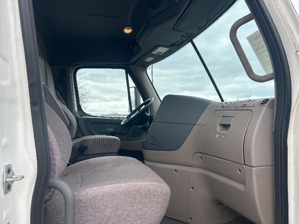 Day Cab Tractor-Heavy Duty Tractors-Freightliner-2019-Cascadia 12542ST-Dayton-OH-392,657\n\t\tmiles-$ 27,500 - Image 12